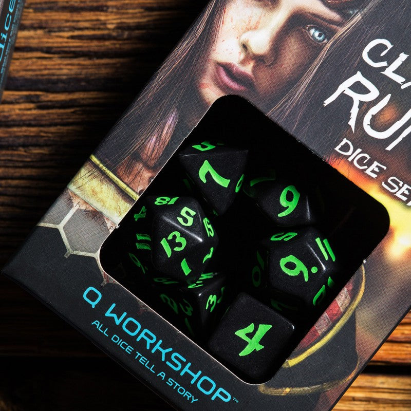 Classic Runic - juodi ir žali kauliukai, 7 vnt. | Q-Workshop