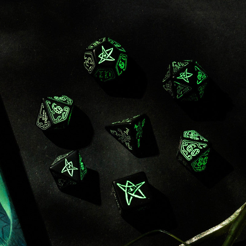 Call Of Cthulhu - juodi kauliukai švytinčiu raštu, 7 vnt. | Q-Workshop