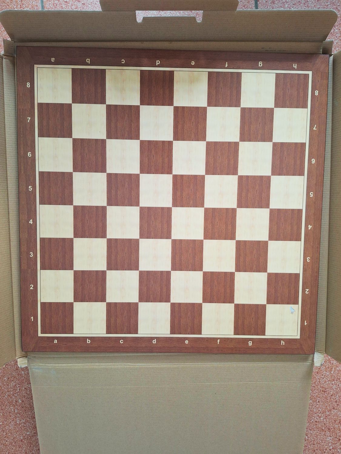 Star Walnut Nr. 4 - šachmatų lenta 50 × 50 cm, kosmetinis defektas