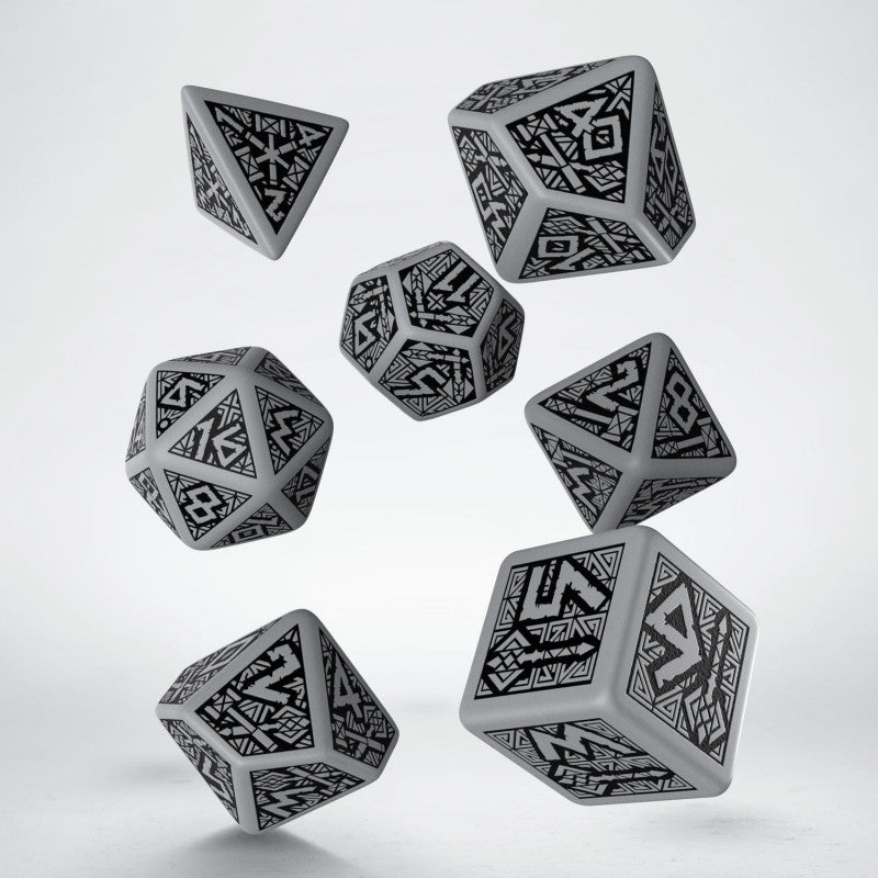 Dwarven - pilki ir juodi kauliukai, 7 vnt. | Q-Workshop