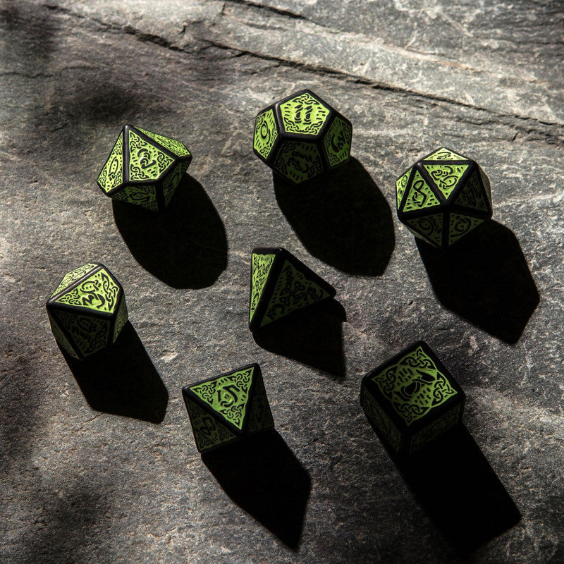 Celtic 3D Revised - juodi ir žali kauliukai, 7 vnt. | Q-Workshop