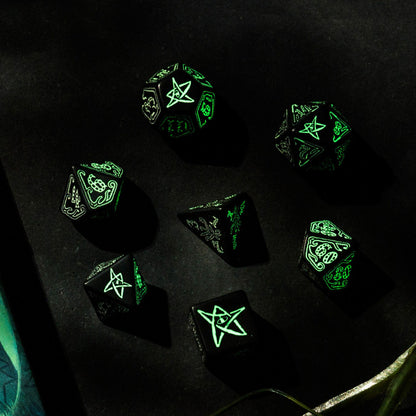 Call Of Cthulhu - juodi kauliukai švytinčiu raštu, 7 vnt. | Q-Workshop